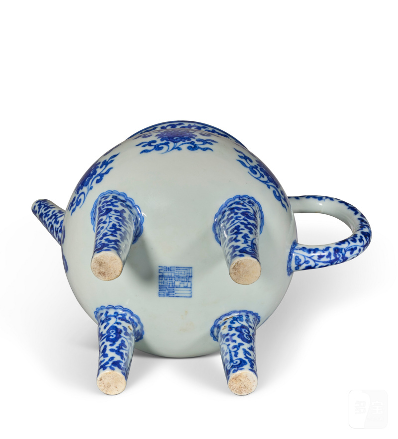 VERSEUSE TÉTRAPODE COUVERTE EN PORCELAINE BLEU BLANC À DÉCOR DES EMBLÈMES DU BAJIXIANG, HE  CHINE, DYNASTIE QING, XIXE SIÈCLE - 图5